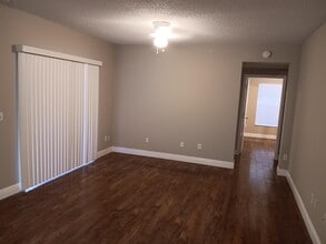 Building Photo - 5048 Lantana Rd