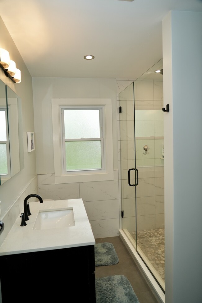 Building Photo - 211 Sandalwood Dr