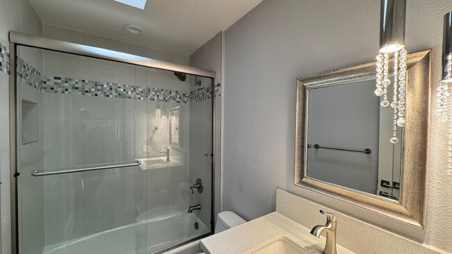 Building Photo - Upgraded 2 bedroom with bonus room