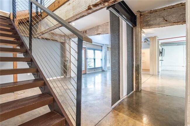 Building Photo - 244 Peters St SW
