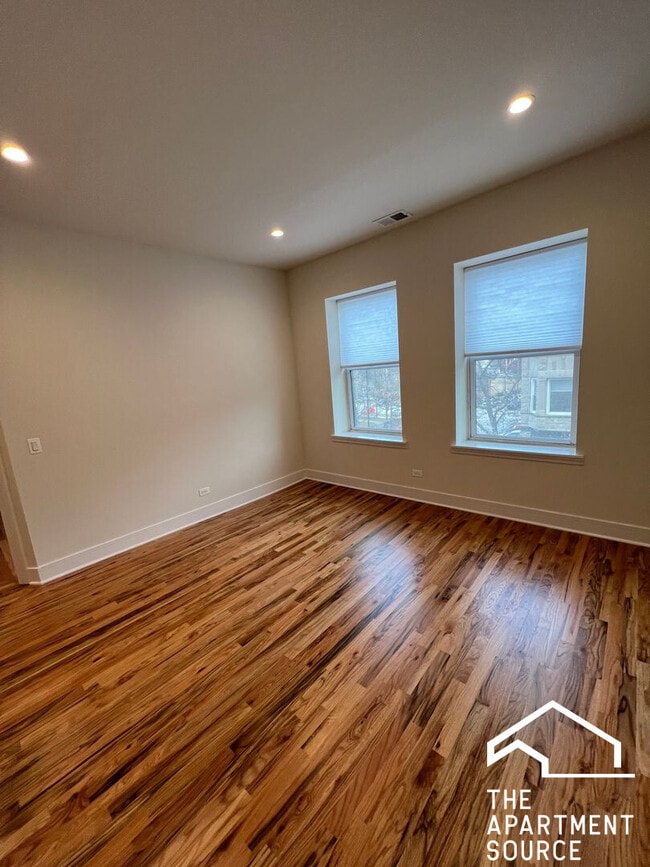 Building Photo - 3230 N Clark St