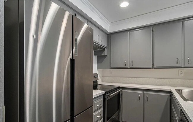 Building Photo - Well-Appointed Unit with Quality Finishes