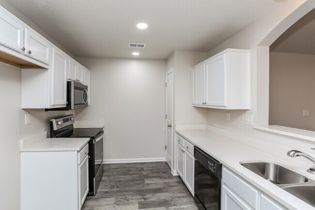 Building Photo - 10426 Redmond Cir N