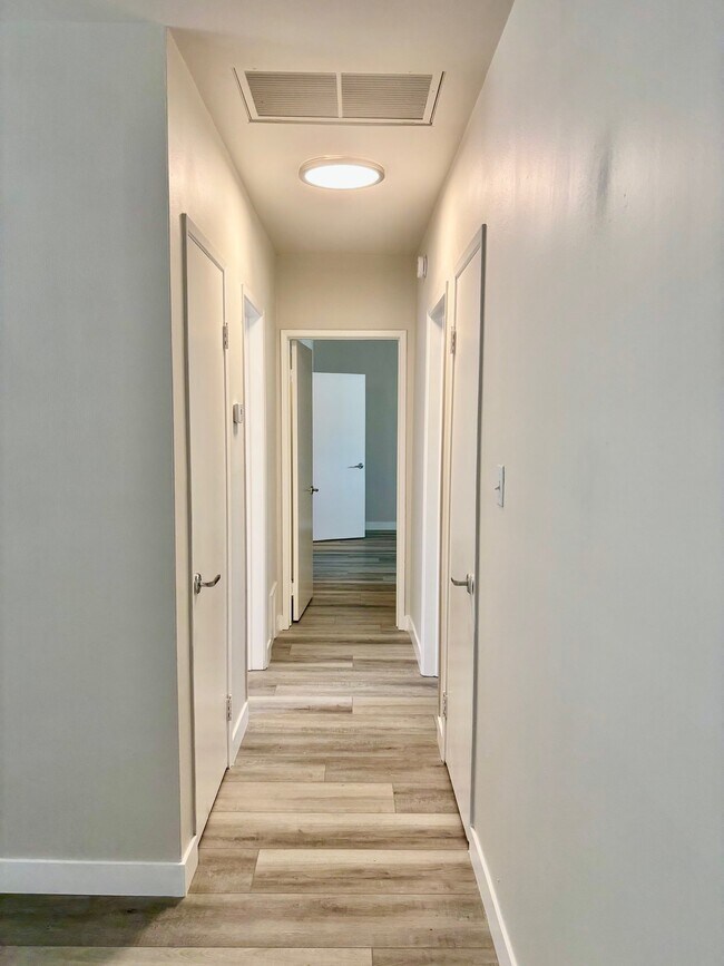 Building Photo - 808-812 Westmount Dr