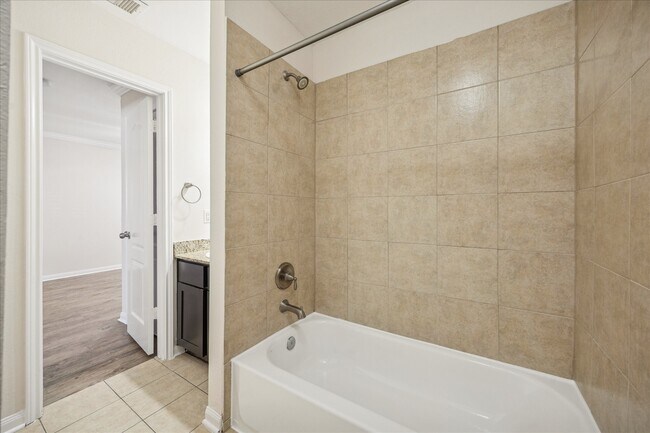 Building Photo - 427 W 16th St