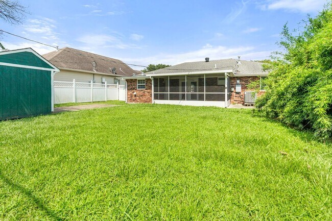 Building Photo - 2525 Paul Dr