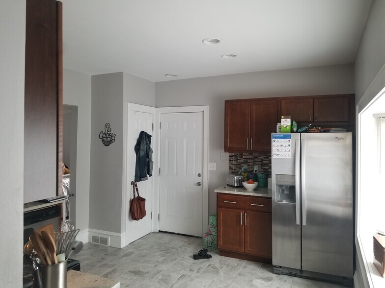 Kitchen - 4516 N Bartlett Ave