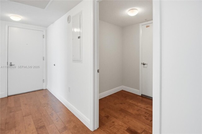 Building Photo - 1800 N Bayshore Dr