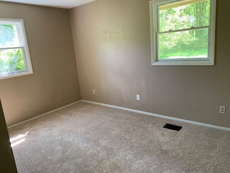 Building Photo - 1361 Finch Ln