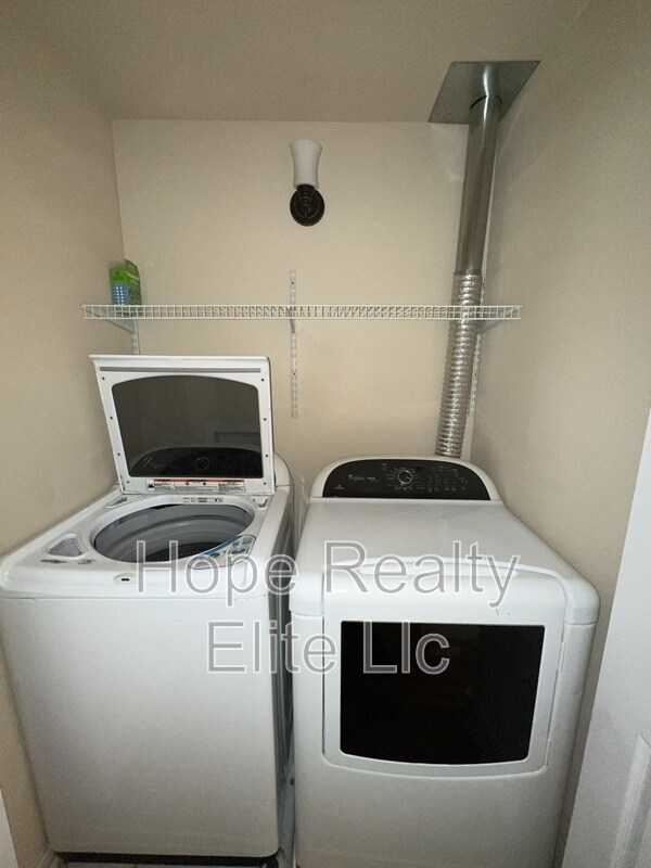 Building Photo - 1227 N Chestnut St