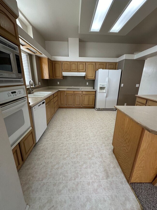 Building Photo - RARE FIND!! Country living with big shop o...