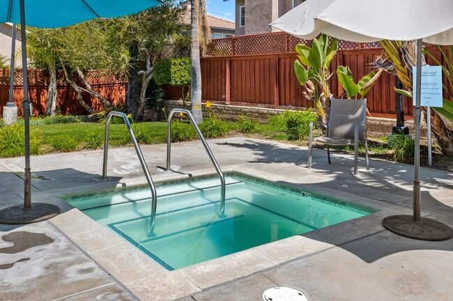 Building Photo - Large Ventura Home with Community Pool