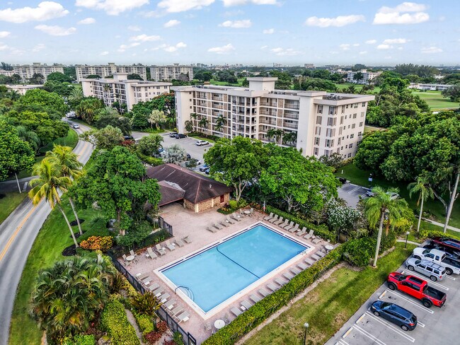 Building Photo - 3000 N Palm Aire Dr