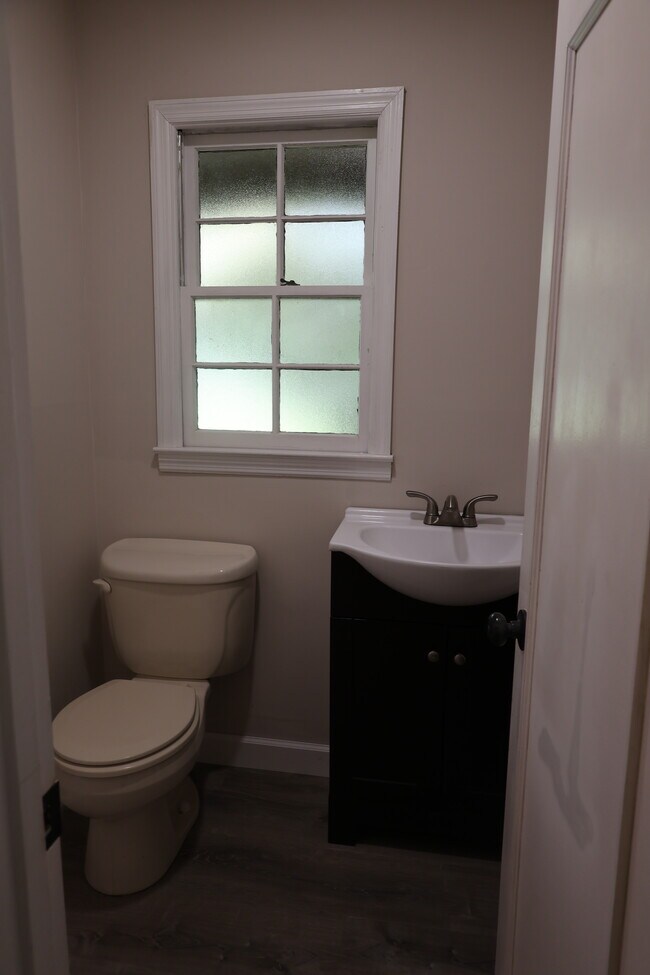 Building Photo - 214 Oakleaf Dr