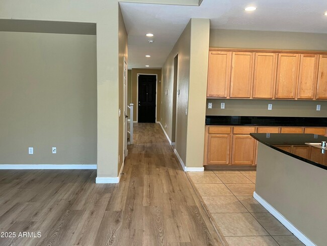 Building Photo - 6734 W Blackstone Ln