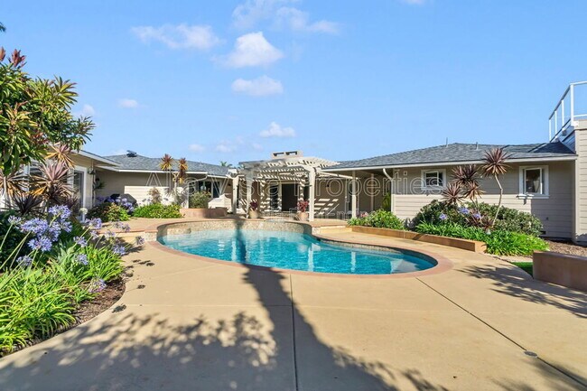 Building Photo - 5940 La Jolla Mesa Dr