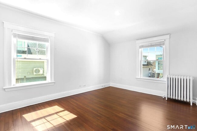 Building Photo - 1872 Bedford St