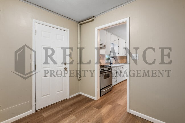 Building Photo - 110 N Doris St