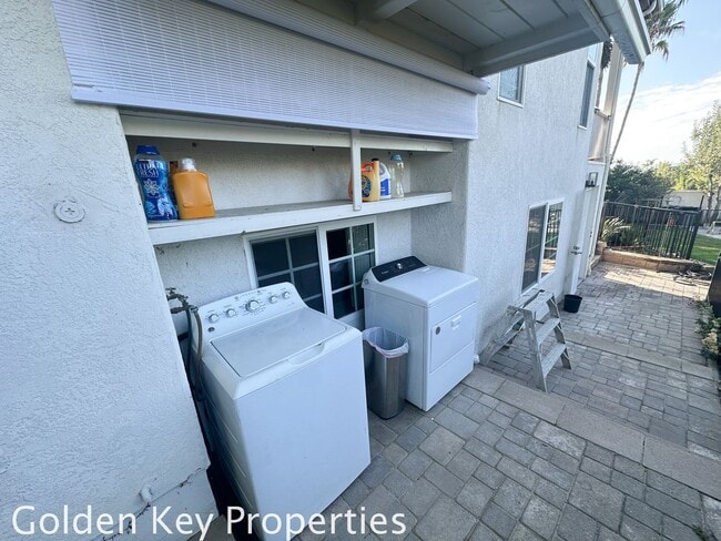 Building Photo - Spacious attached FURNISHED studio on private setting in Vista!