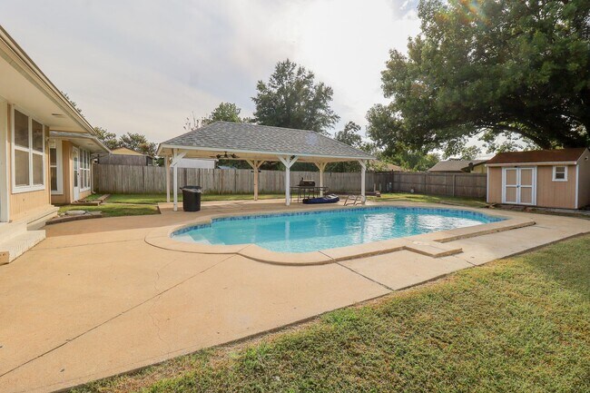Building Photo - 2 Bed | 3 Bath with In-Ground Pool in Cent...