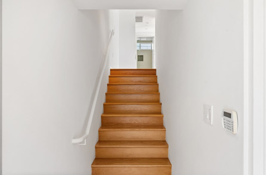 Building Photo - 742 N Hudson Ave