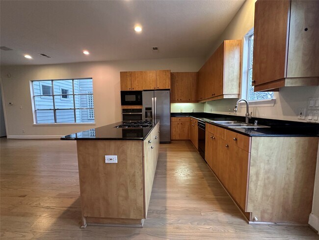 Building Photo - 2713 Crawford St