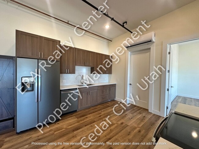 Building Photo - 2 bed / 1 bath Condo Living North End of Town - Newly Remodeled!