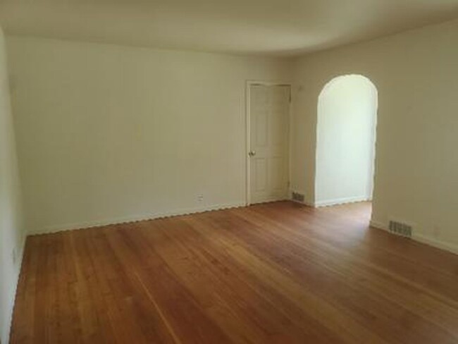 Building Photo - STUDENTS WELCOME! 4 Bed 2 Bath House 1 Blo...