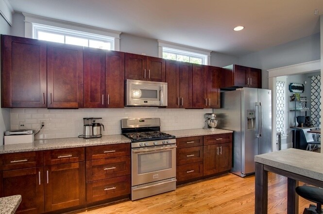 Kitchen - 925 S Douglas Ave