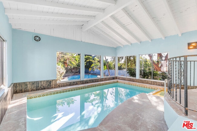 Building Photo - 1530 Valley View Rd