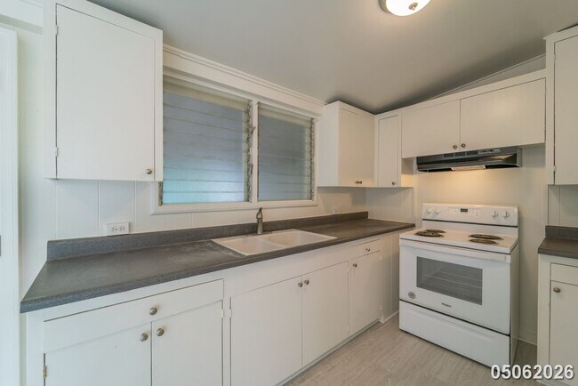 Building Photo - Available Now! 3 BD / 1.5 BA / 2 carport parking in Wahiawa