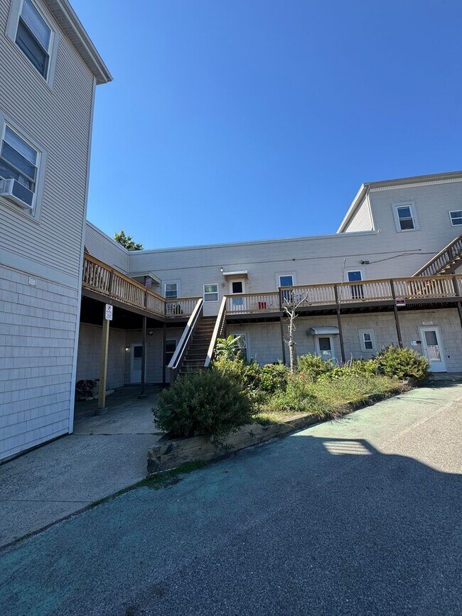 Building Photo - 1 Golf Ave