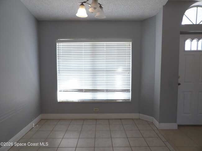 Building Photo - 1006 Locust Ave NW