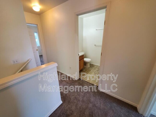 Building Photo - 324 NE Whitman St