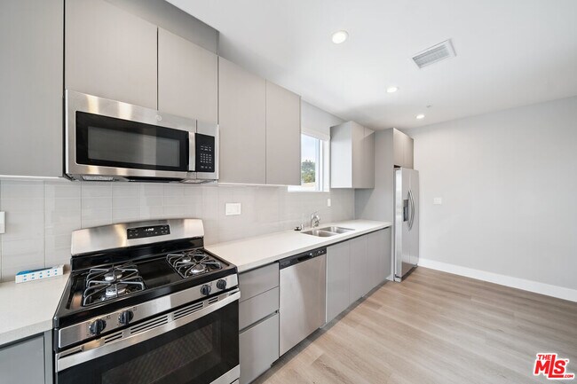 Building Photo - 1223 Hayworth Ave