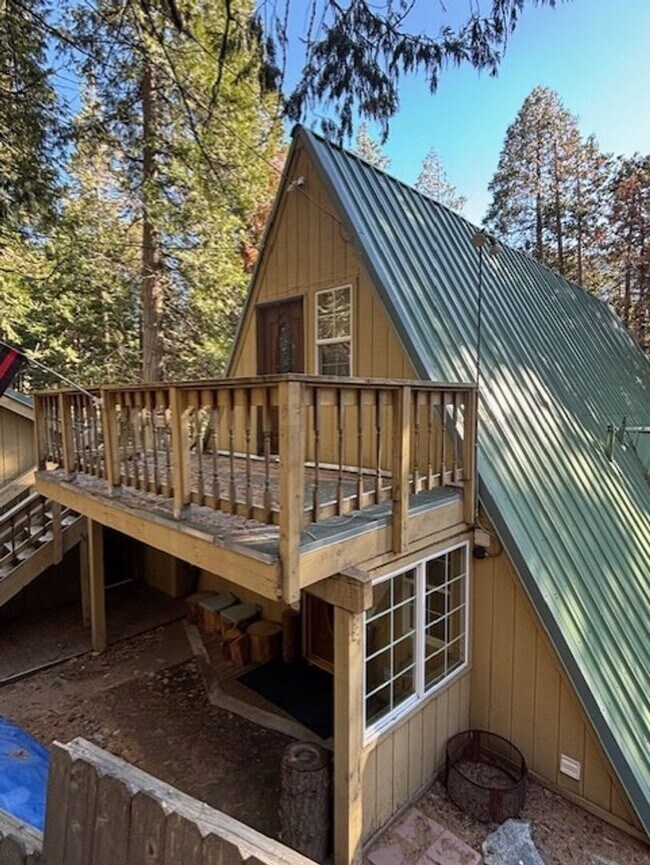Building Photo - 10905 Elm Dr