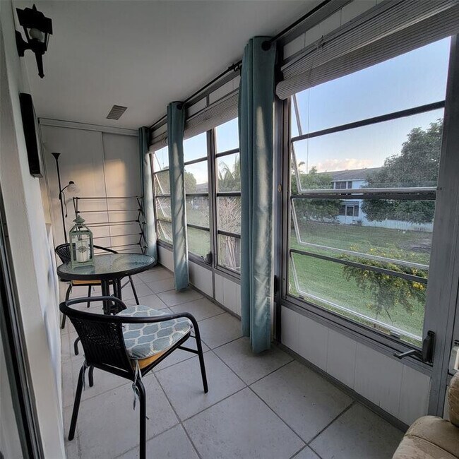 Building Photo - 351 Markham P