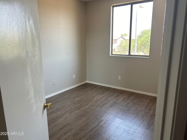 Building Photo - 4210 S 62nd Ln