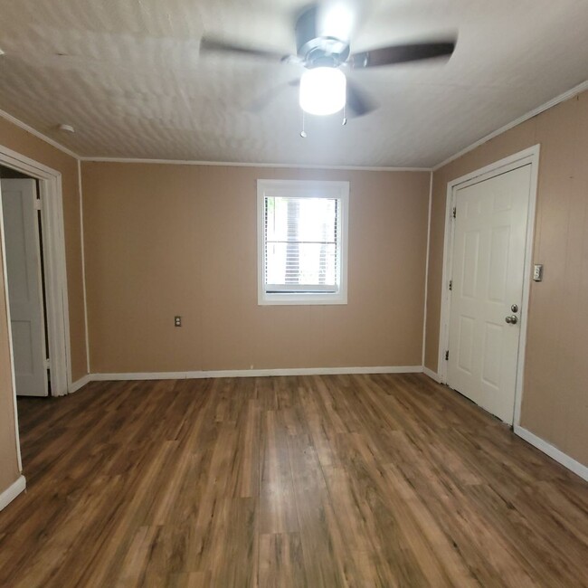 Building Photo - Renovated 2 bedroom home Phenix City