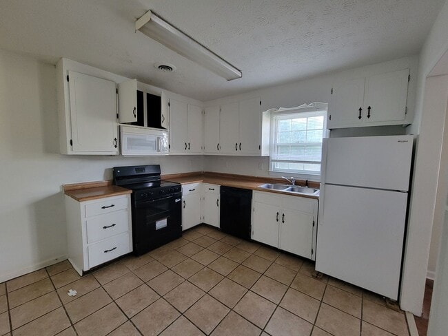 Building Photo - 2 bed 1 bath in Bogart!