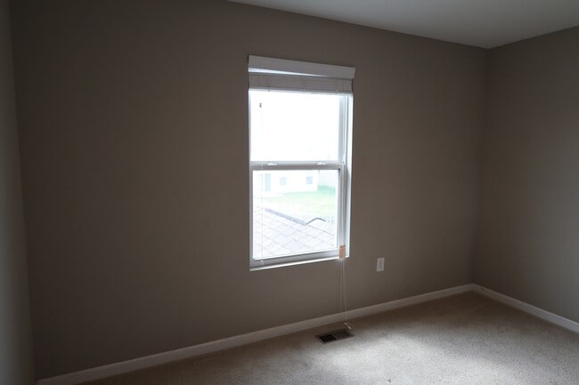 Building Photo - 1899 Lakecrest Dr