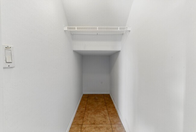 Building Photo - 11546 W Schleifer Dr