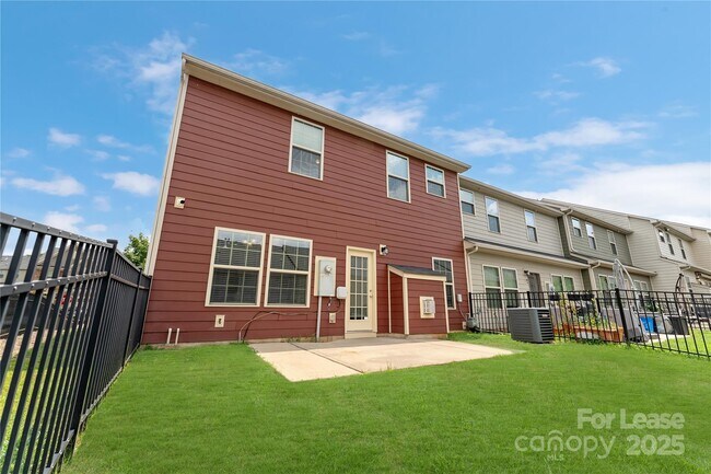 Building Photo - 1818 Fleetwood Dr
