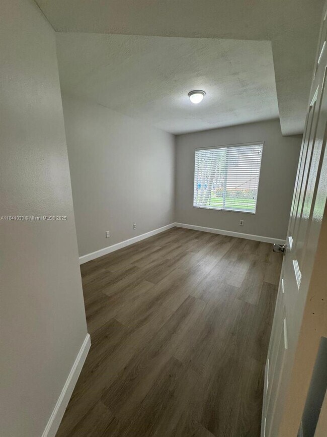 Building Photo - 10410 SW 157th Ct