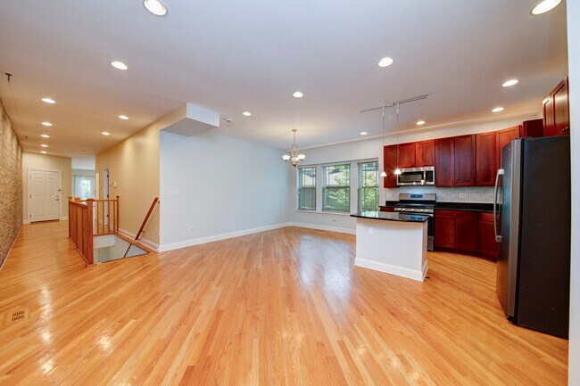 Building Photo - 911 Maple Ave