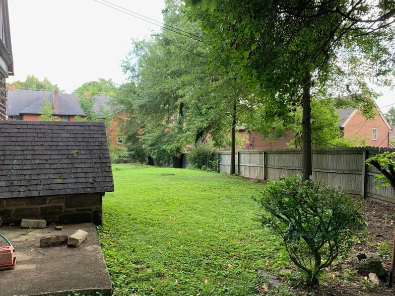 tenant's side yard - 5636 Bartlett St