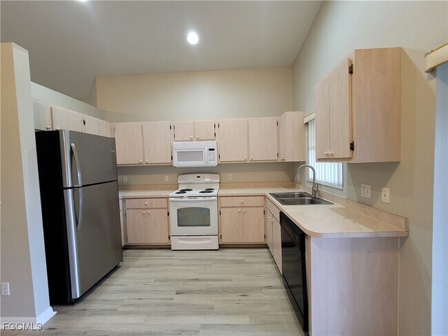 Building Photo - 545 SE 6th Terrace