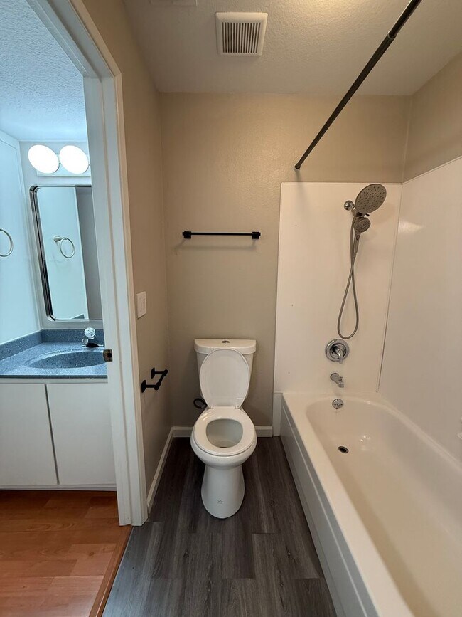 Building Photo - 2 bed 1 bath condo available in Natomas area