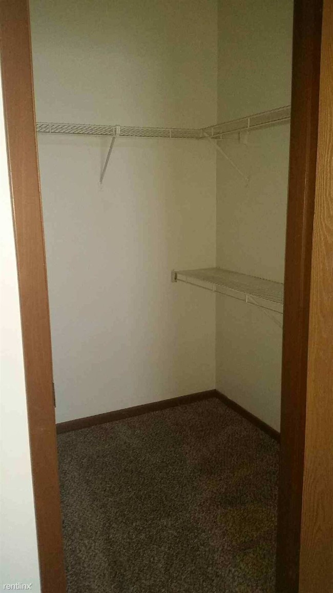 Building Photo - 2 br, 1 bath Apartment - Skyline Village