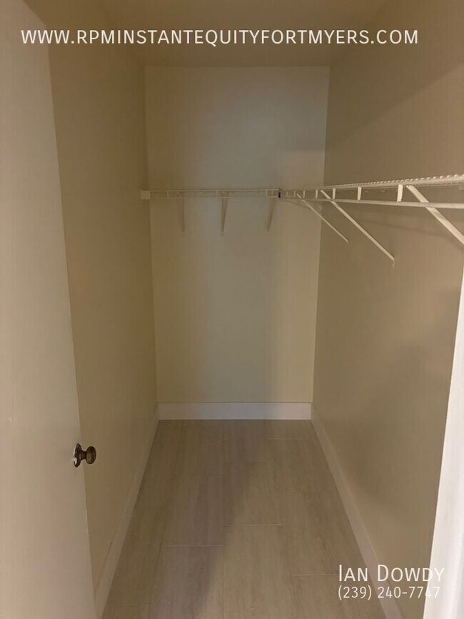 Building Photo - 3608 SW 7th Pl
